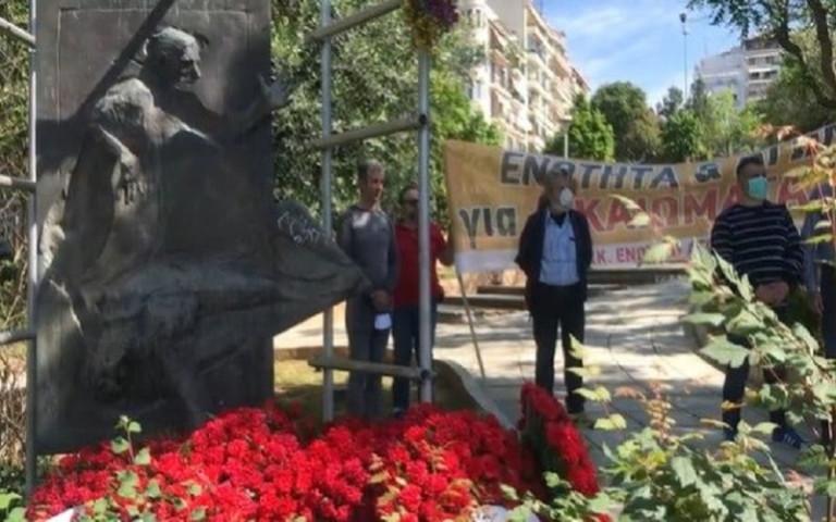 Θεσσαλονίκη: Μέλη του ΠΑΜΕ κατέθεσαν στεφάνια στο μνημείο του Καπνεργάτη