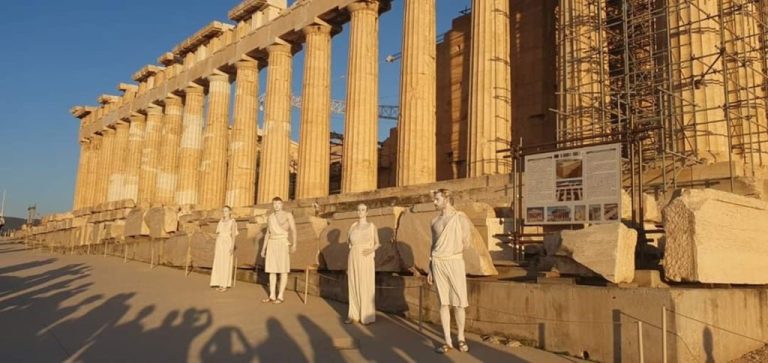 Ακρόπολη: Σφοδρές αντιδράσεις για το αρχαιοελληνικό κιτς – Διατάχθηκε ΕΔΕ (ΦΩΤΟ)